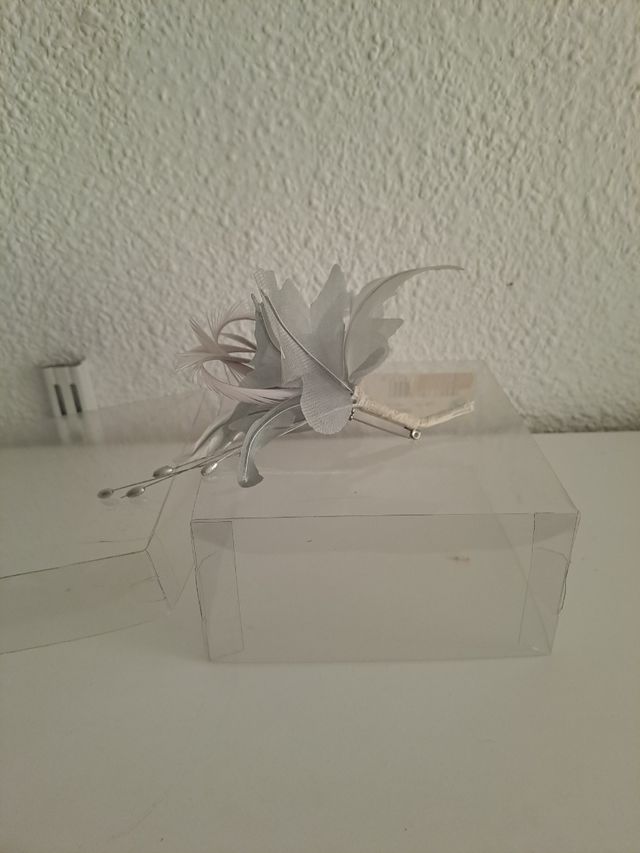 Broche flor gris plata