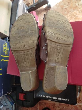 Zuecos marrones piel y madera