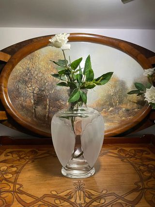 Bottiglia o vaso in vetro con rilievo a conchiglia