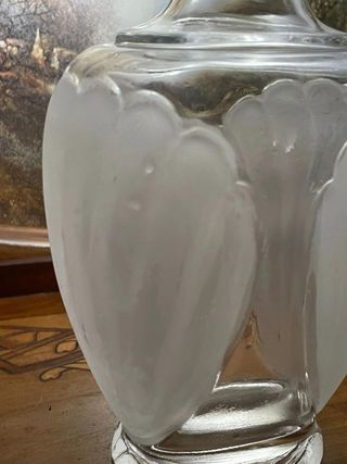 Bottiglia o vaso in vetro con rilievo a conchiglia