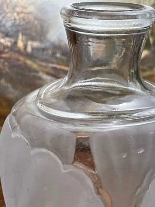 Bottiglia o vaso in vetro con rilievo a conchiglia