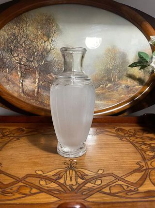 Bottiglia o vaso in vetro con rilievo a conchiglia