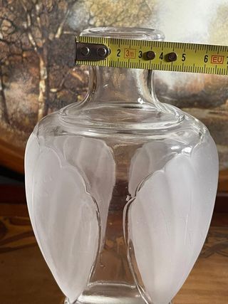 Bottiglia o vaso in vetro con rilievo a conchiglia