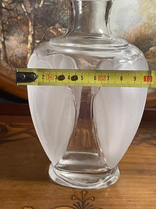 Bottiglia o vaso in vetro con rilievo a conchiglia