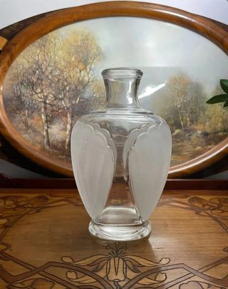 Bottiglia o vaso in vetro con rilievo a conchiglia