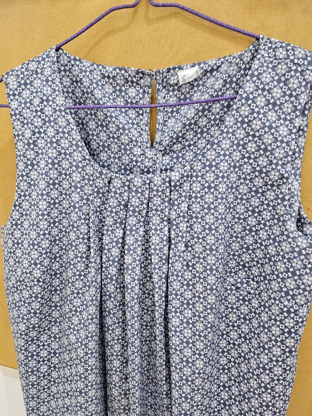 Blusa sin mangas azul y blanca