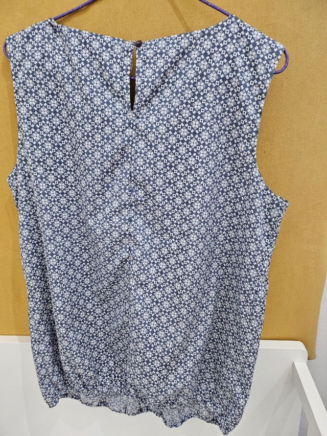 Blusa sin mangas azul y blanca