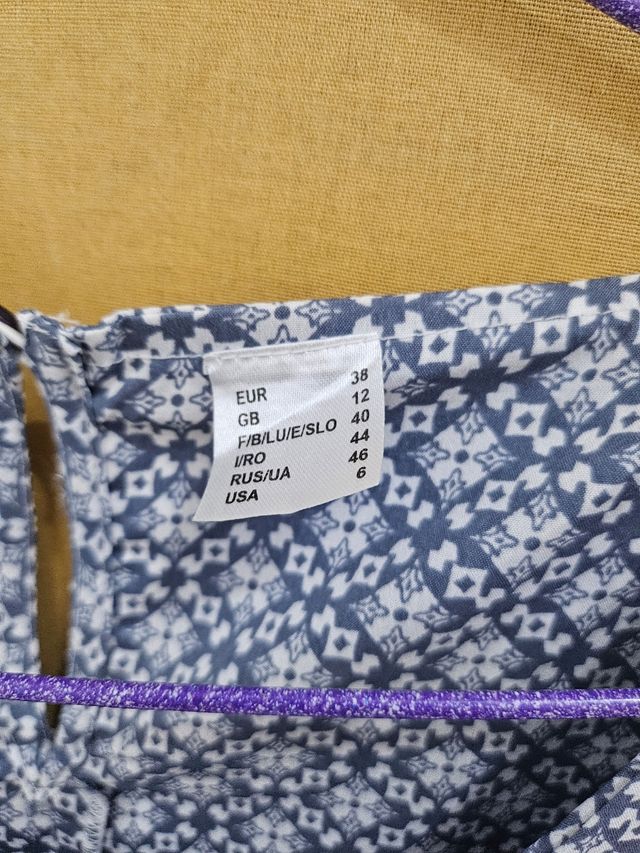 Blusa sin mangas azul y blanca