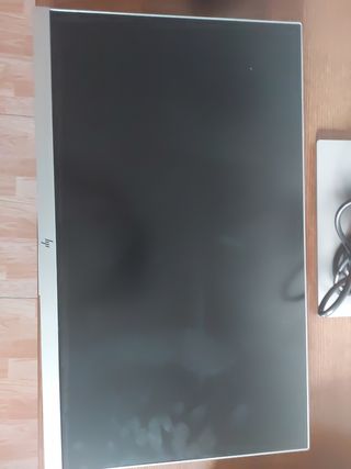 Monitor hp con cableado y soporte