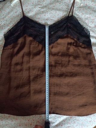 Top marrón con encaje negro