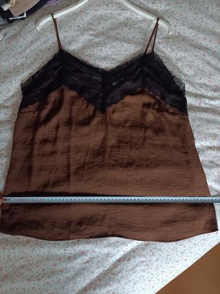 Top marrón con encaje negro