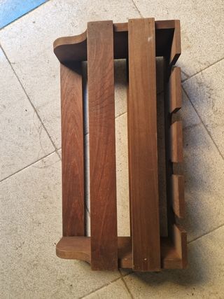 Mensola legno marrone porta bottiglie e bicchieri 