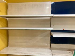 Estanterías metálicas blancas y azules