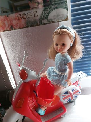 Nancy primavera y su moto scooter