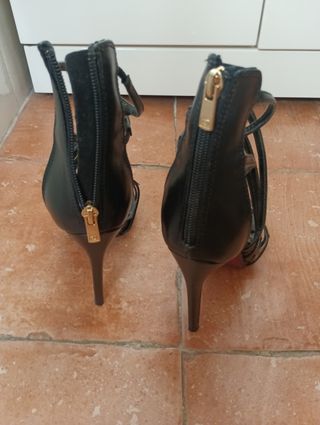 Sandali neri con tacco alto e dettagli oro