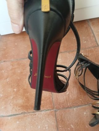 Sandali neri con tacco alto e dettagli oro