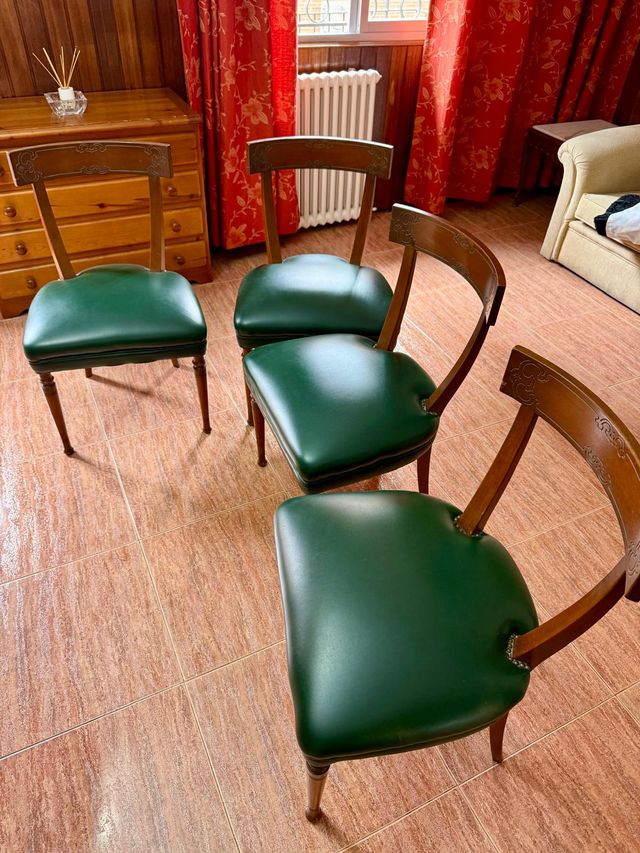 Libreria, mesa, sillas y sofa