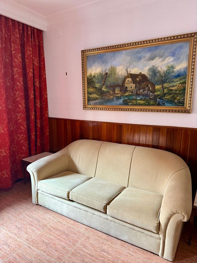 Libreria, mesa, sillas y sofa