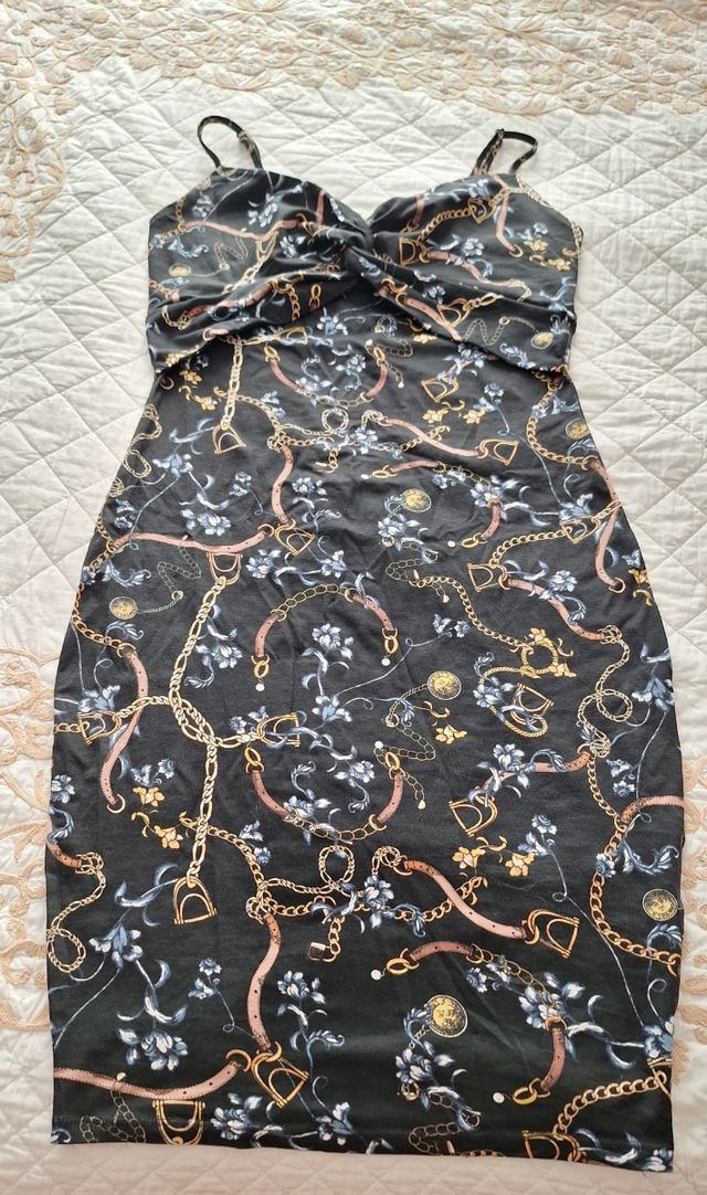 Vestido midi negro y dorado