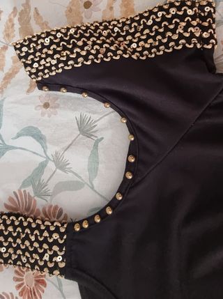 Blusa negra c/pedreria dorada
