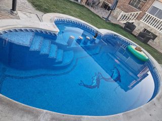 Alquiler de jardín con baño y parrilla.