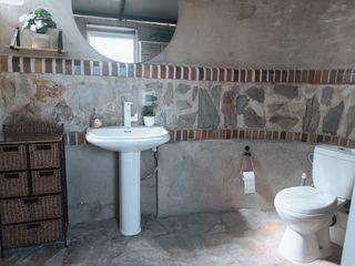 Alquiler de jardín con baño y parrilla.