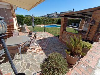 Alquiler de jardín con baño y parrilla.