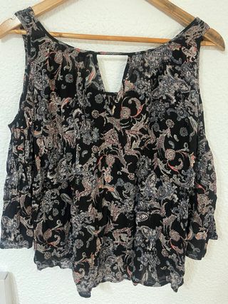 Blusa Bershka negra estampada S hombro descubierto