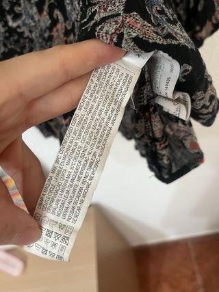 Blusa Bershka negra estampada S hombro descubierto