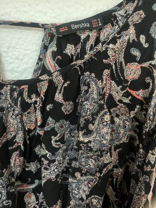 Blusa Bershka negra estampada S hombro descubierto