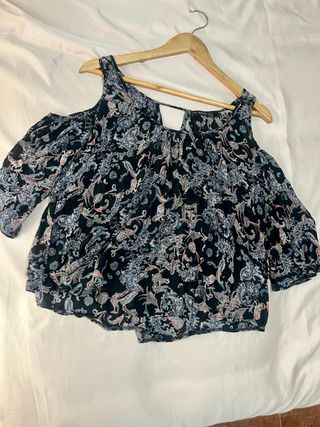 Blusa Bershka negra estampada S hombro descubierto