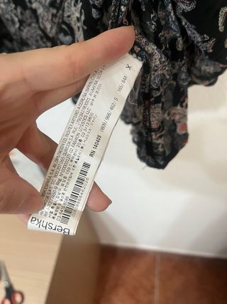 Blusa Bershka negra estampada S hombro descubierto