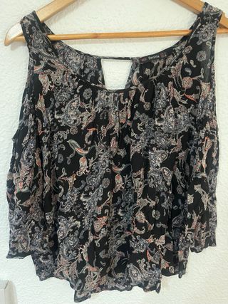 Blusa Bershka negra estampada S hombro descubierto