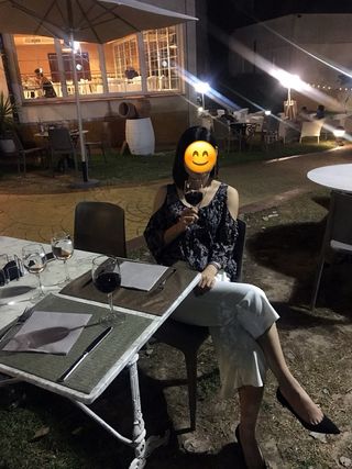 Blusa Bershka negra estampada S hombro descubierto