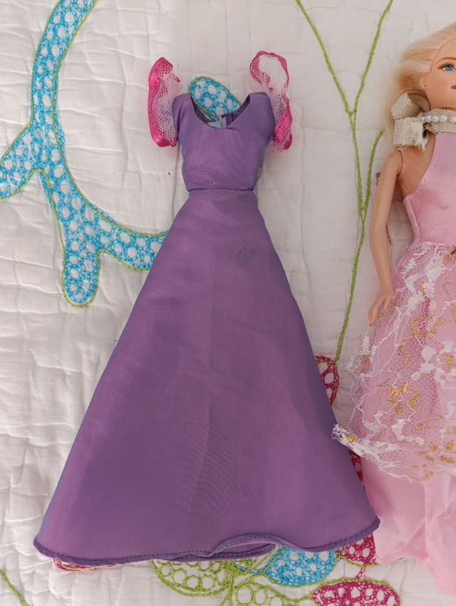 Muñeca Barbie y 2 trajes