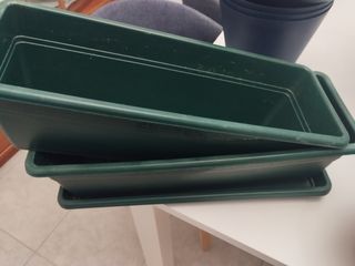 Macetas surtidas con flores.