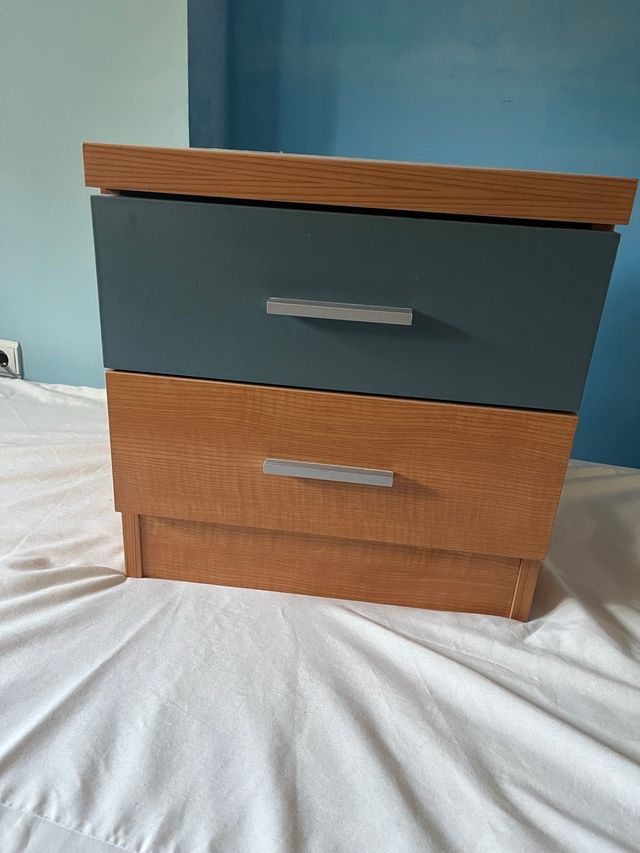 Mesilla y cabecero de madera azul y marrón