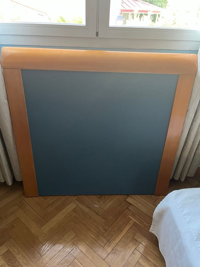 Mesilla y cabecero de madera azul y marrón