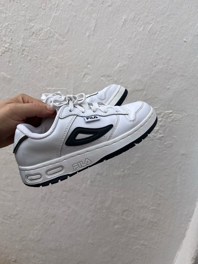 Zapatillas Fila blancas y negras