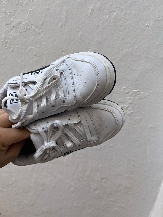 Zapatillas Fila blancas y negras