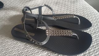 Ipanema: Sandalias grises y plateadas