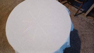 Mesa camilla con mantel bordado