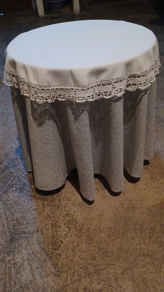 Mesa camilla con mantel bordado