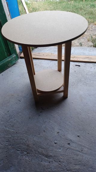 Mesa camilla con mantel bordado