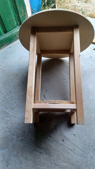 Mesa camilla con mantel bordado