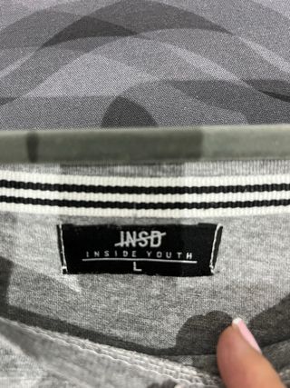 Camiseta gris con dibujo de calavera. Solo envio