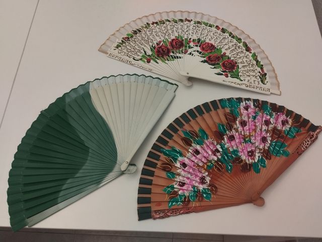 Tres abanicos con bonitas pinturas 