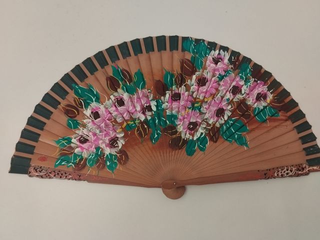 Tres abanicos con bonitas pinturas 