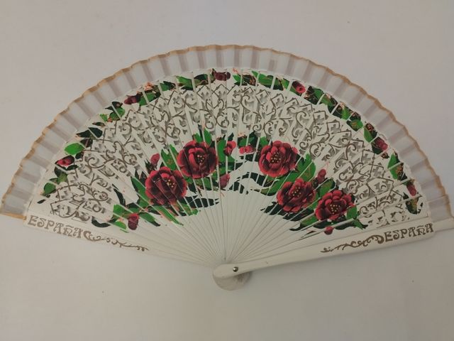 Tres abanicos con bonitas pinturas 