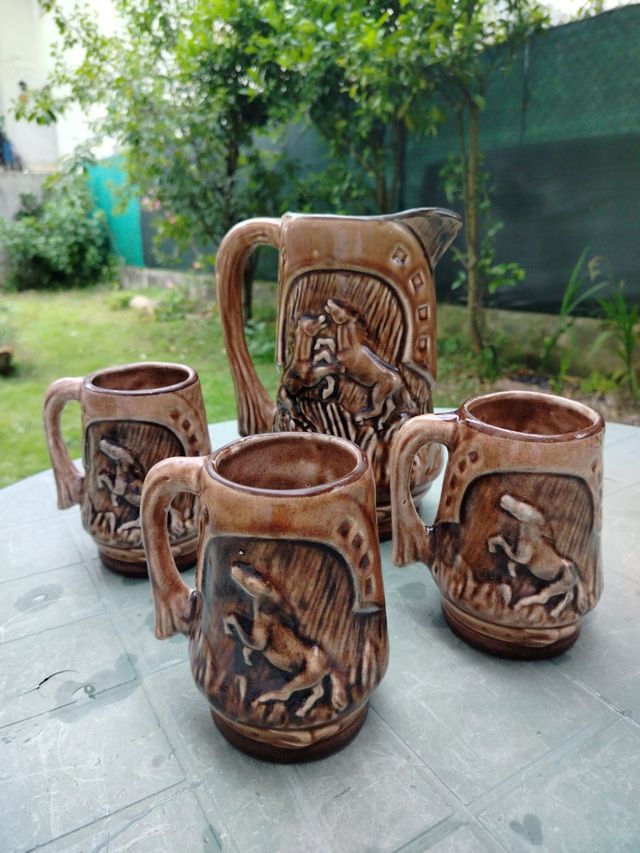 Giara e bicchieri in ceramica marrone